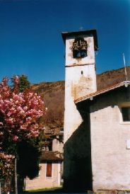Kirche in einem Bergdorf im Val di Cannobio