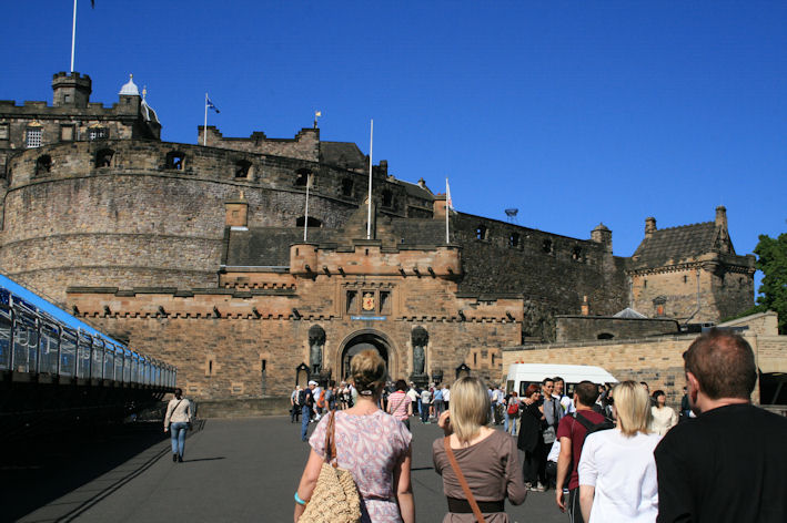 tägl. Touristenstürmung der Burg in Edinburgh