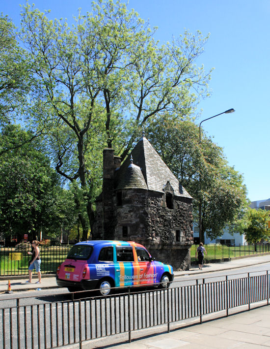 Altes Torhaus und neues Taxi von Edinburgh