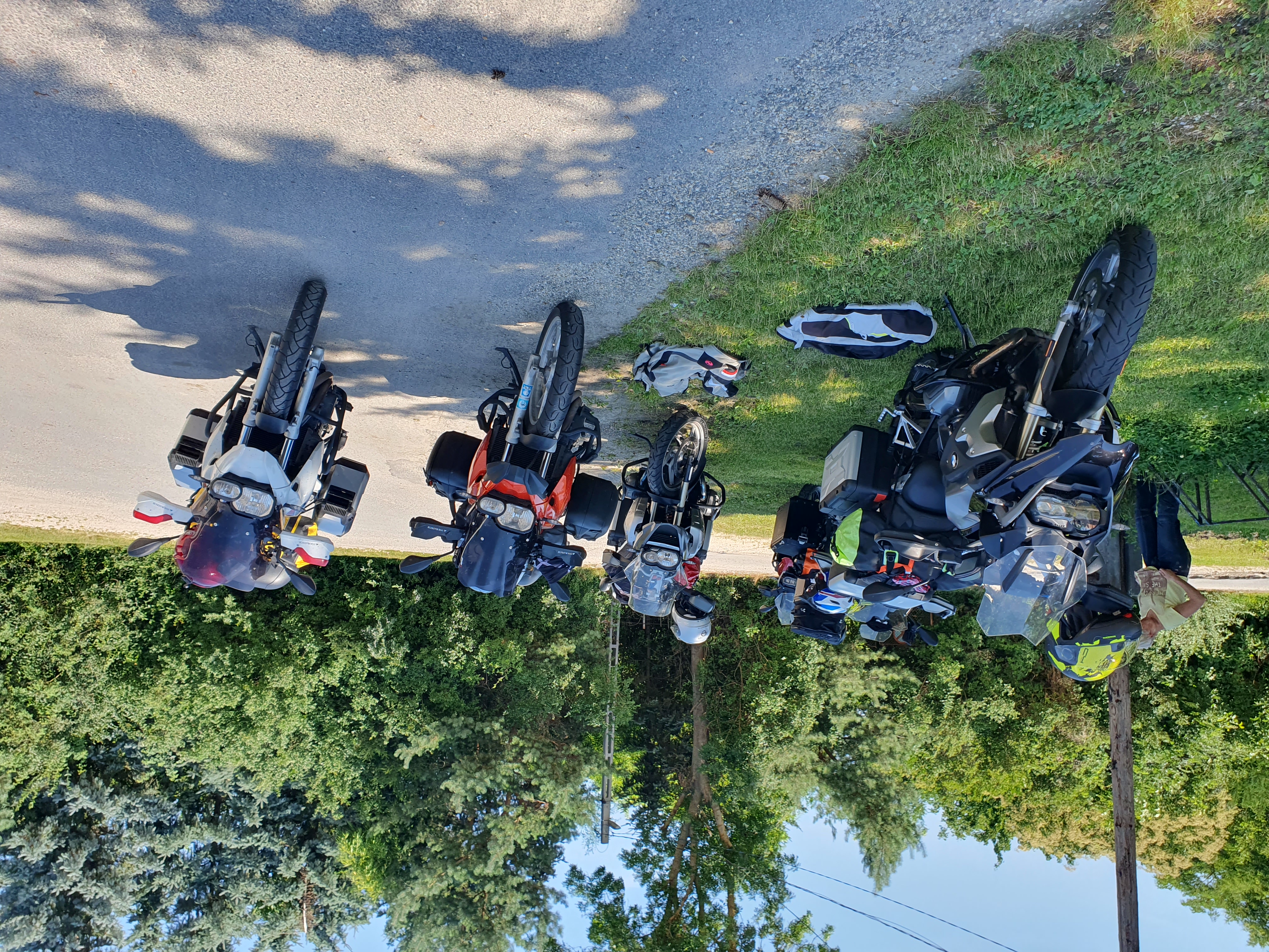 Auch unsere Motorräder wünschen einen Schattenplatz Auch unsere Motorräder wünschen einen Schattenplatz