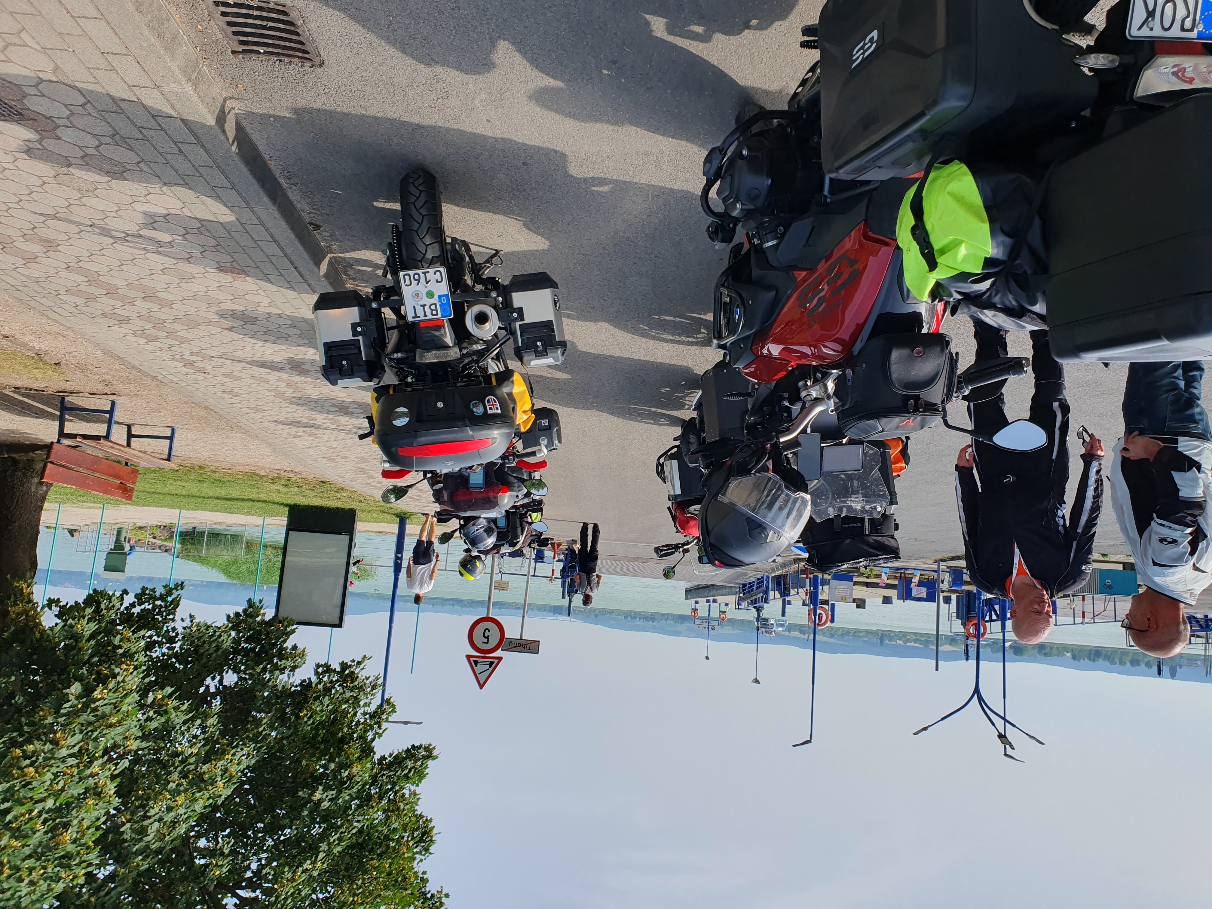 Warten auf die kleine Fähre Warten auf die kleine Fähre