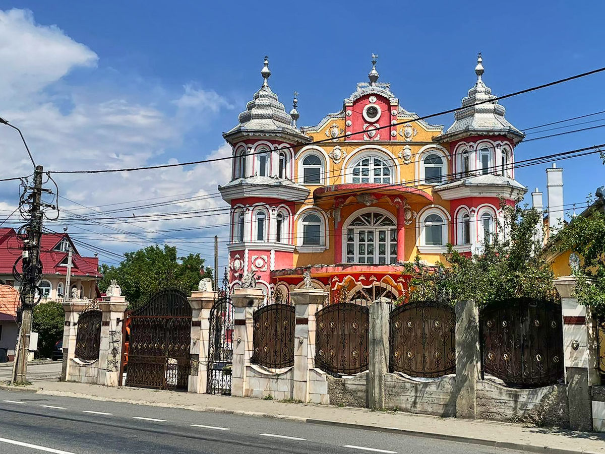 reich verziertes Haus der Roma reich verziertes Haus der Roma