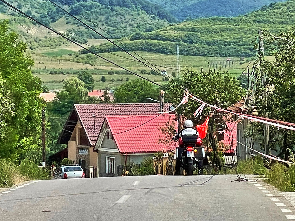 Stromleitungen quer über der Strasse Stromleitungen quer über der Strasse