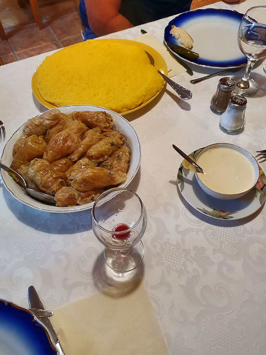 Abendessen Krautwickeln im 2. Gang 2. Gang: Krautwickeln mit Polenta