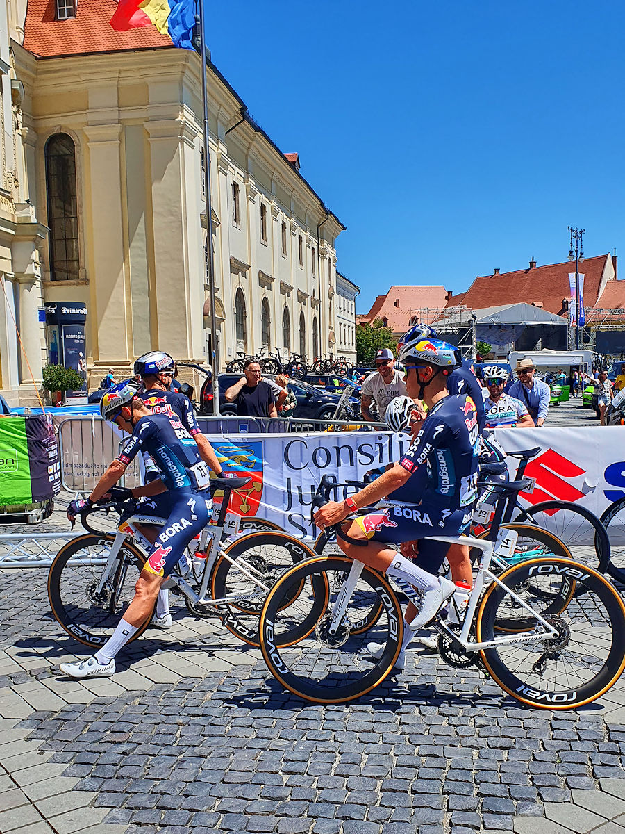 Bora-Rennfahrer vor ihrem Start Bora-Rennfahrer vor ihrem Start