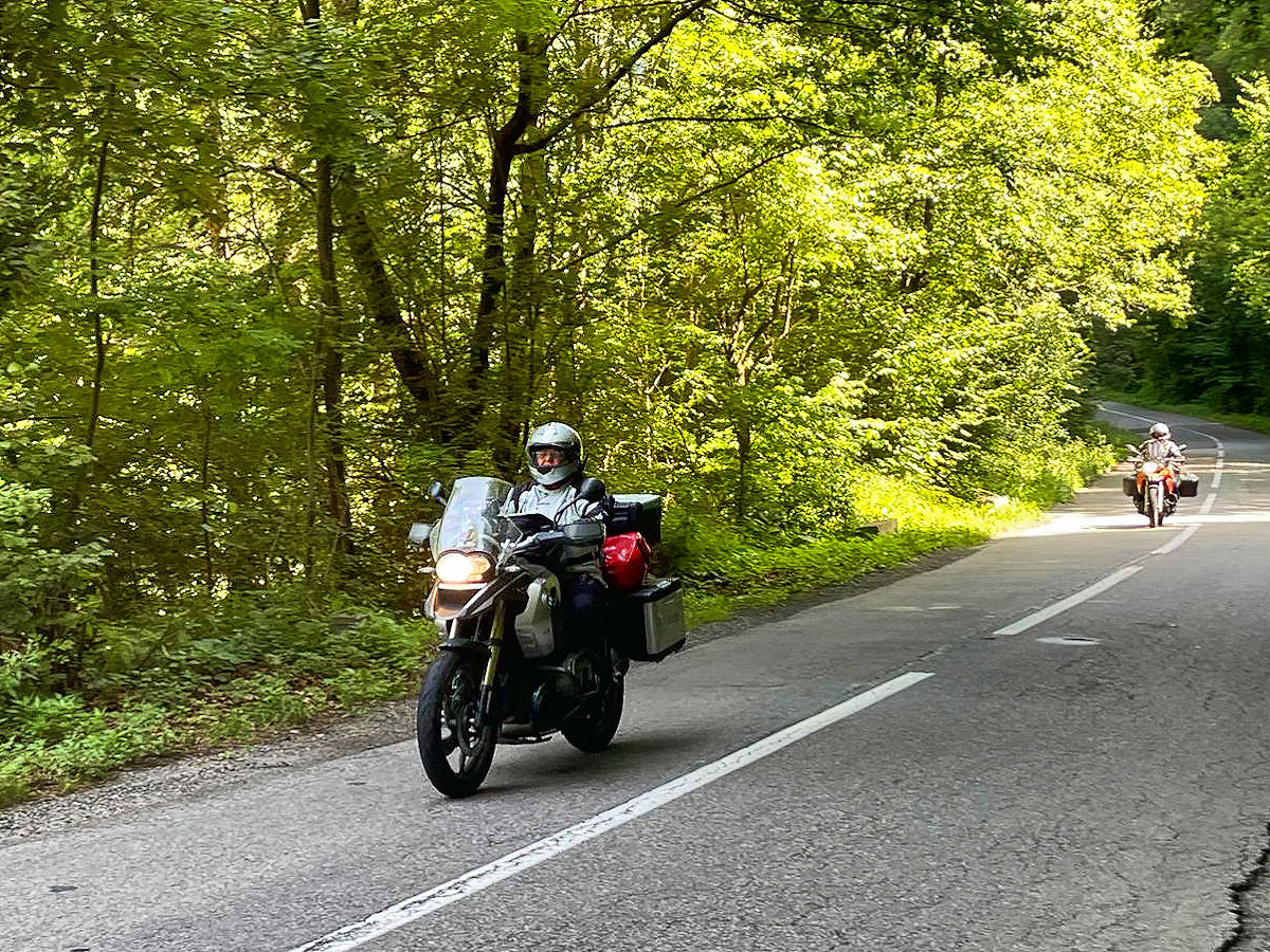 Claudia und ich geniessen die Fahrt im Schatten Claudia und ich geniessen die Fahrt im Schatten