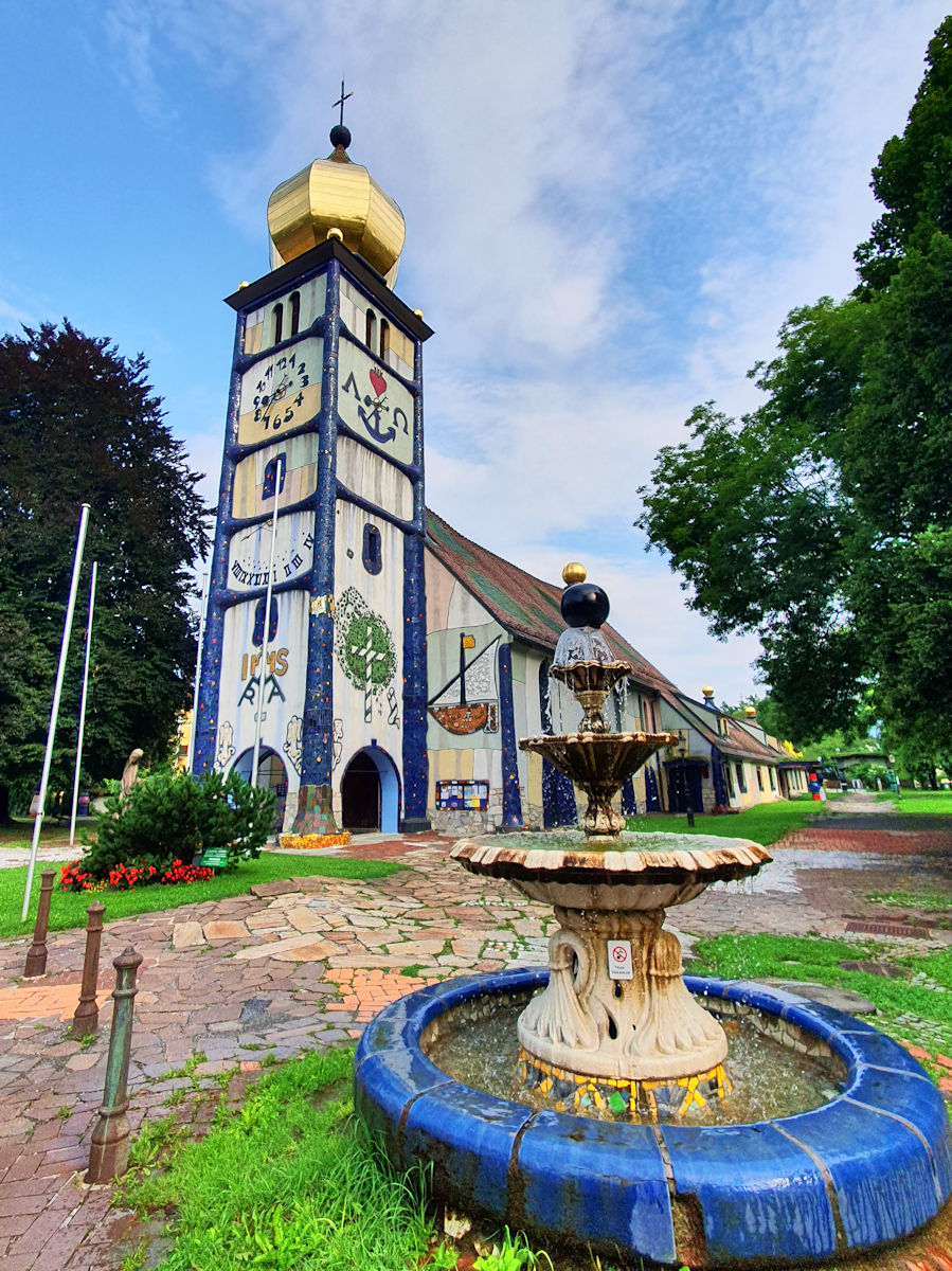Die Hundertwasserkirche in Bärenbach Die Hundertwasserkirche in Bärenbach
