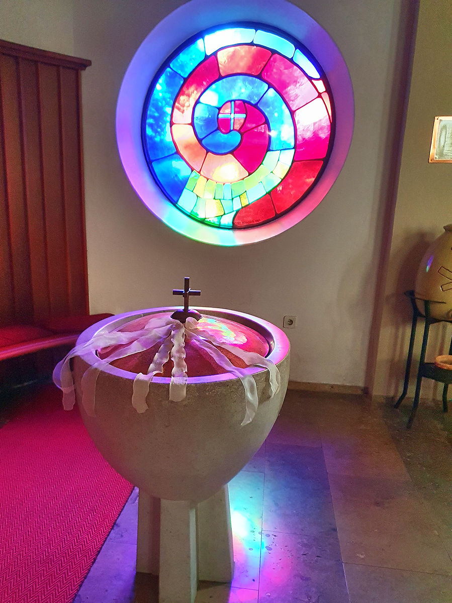 Taufstein und Hundertwasser Buntglasfenster Taufstein und Hundertwasser Buntglasfenster