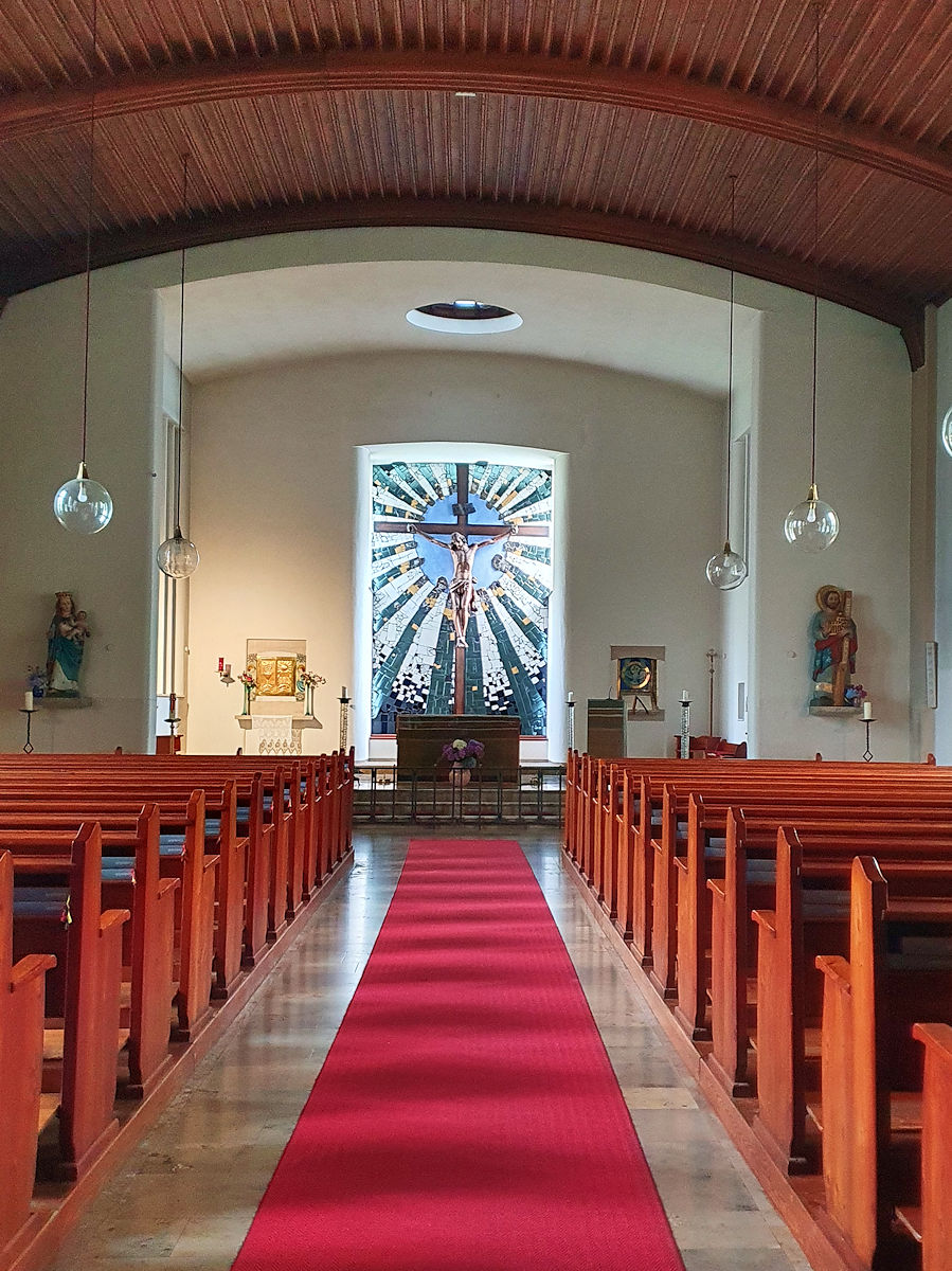 Altar und Strahlenkranzfenster Altar und Strahlenkranzfenster
