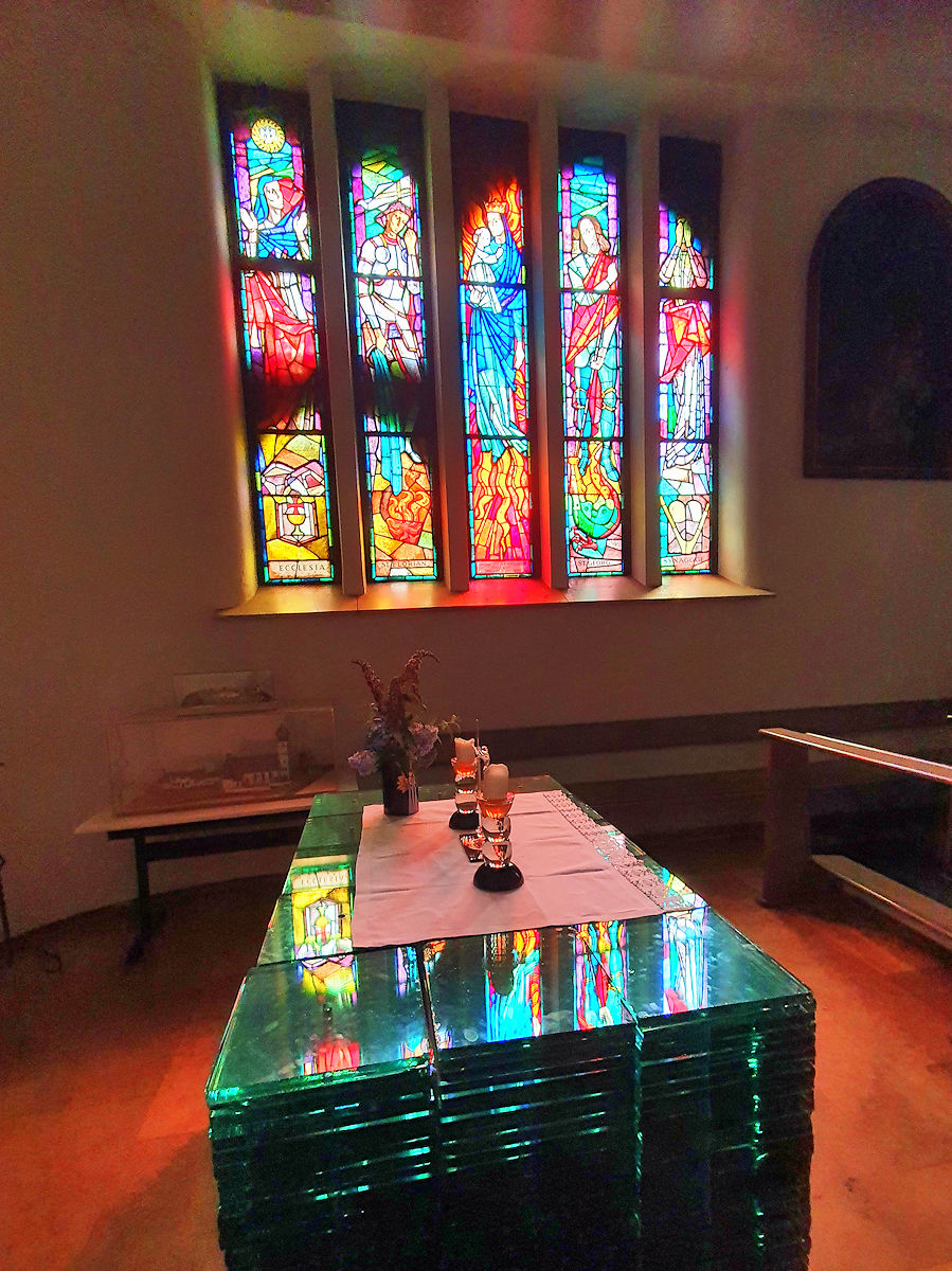 Die Farbglasfenster an der Nordwand der Werktagkapelle Die Farbglasfenster an der Nordwand der Werktagkapelle