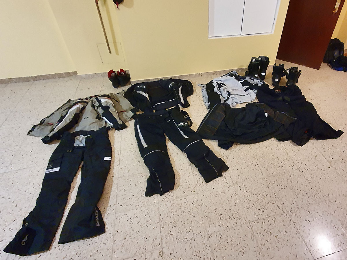 Unsere Motorradkleidung muss erst mal draussen abtropfen Unsere Motorradkleidung muss erst mal draussen abtropfen